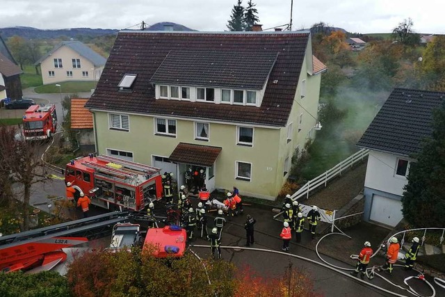 Zu einem Brand in einem Wohnhaus in Ew...asvergiftung rztlich versorgt werden.  | Foto: Stefan Kech