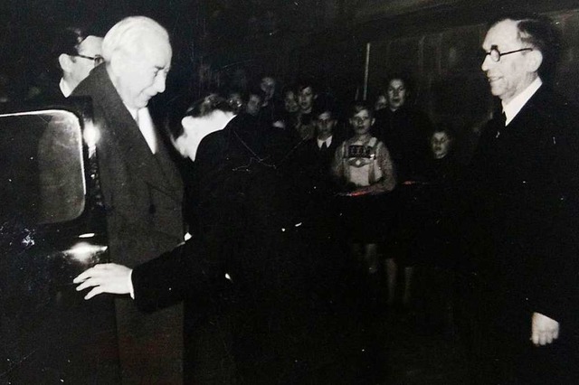 Hoher Besuch: 1950 macht Theodor Heuss...echts) empfngt den Bundesprsidenten.  | Foto: Markgrfler Museum Mllheim