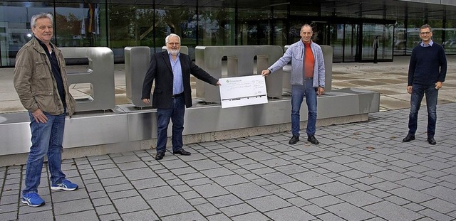 Spende fr den Brgersozialfonds (BSF)...olzer und Michael Herbstritt entgegen.  | Foto: Volker Mnch