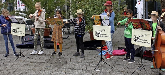Musikschler der Markgrfler Musikschu...on fr Passanten und Eltern musiziert.  | Foto: Musikschule Markgrflerland