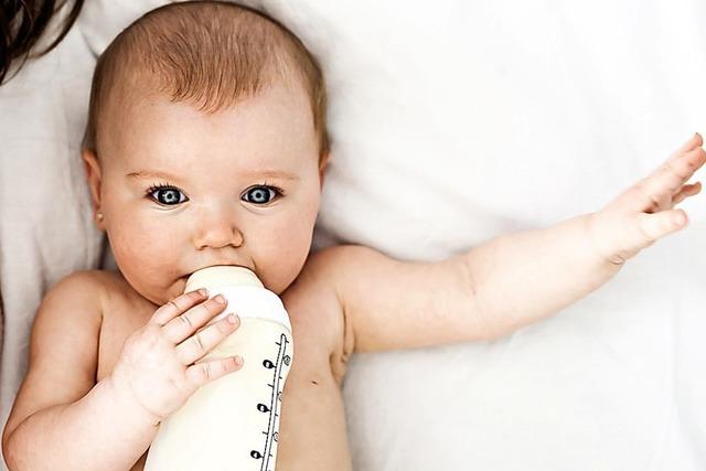Mit der Flasche gefütterte Säuglinge nehmen täglich im Schnitt 1,5 Millionen Partikel Mikroplastik zu sich