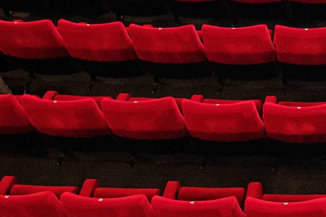 Im November werden die Zuschauerreihen in Kinos und Theatern leer bleiben.  | Foto: Daniel Reinhardt (dpa)