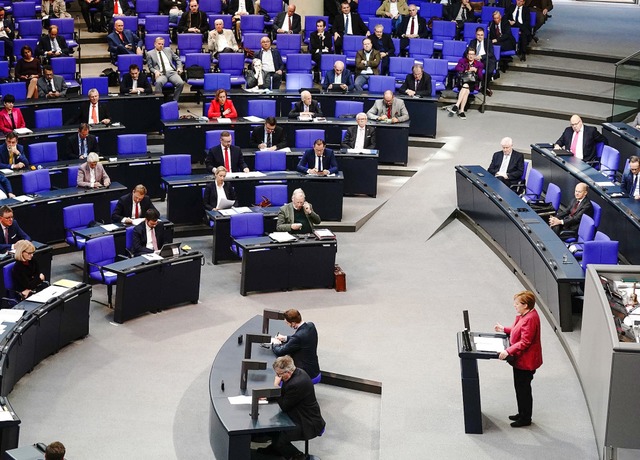 Die Kanzlerin verteidigt die Strategie...egierung: Angela Merkel am Rednerpult   | Foto: Kay Nietfeld (dpa)