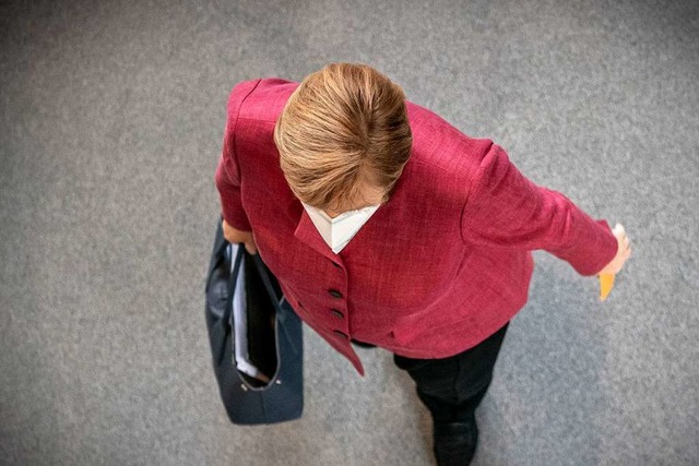 Kanzlerin Angela Merkel verlsst nach ...ndestag mit einer Mund-Nasenbedeckung.  | Foto: Kay Nietfeld (dpa)