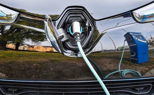 Ein Renault Zoe hngt am Ladekabel. De...n verkaufte Elektrofahrzeug in Europa.  | Foto: Patrick Pleul (dpa)