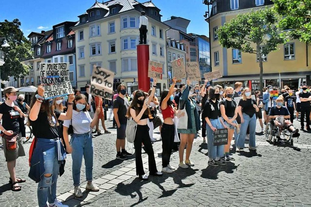 Demo gegen Rassismus auf dem Senser Platz (Juli)  | Foto: Barbara Ruda