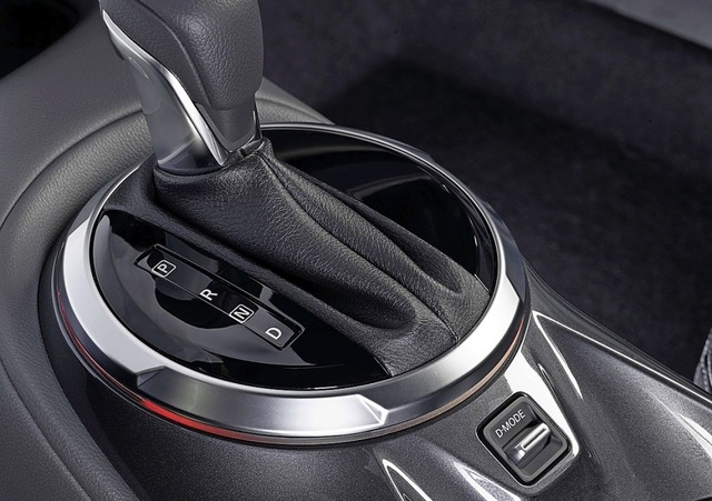 Ein unscheinbares Detail setzt sich du...ier unterhalb des Automatikwhlhebels.  | Foto: Nissan