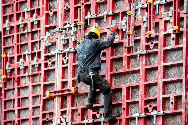 Ein Bauarbeiter arbeitet auf einer Baustelle in Berlin (Symbolbild).  | Foto: Christoph Soeder (dpa)