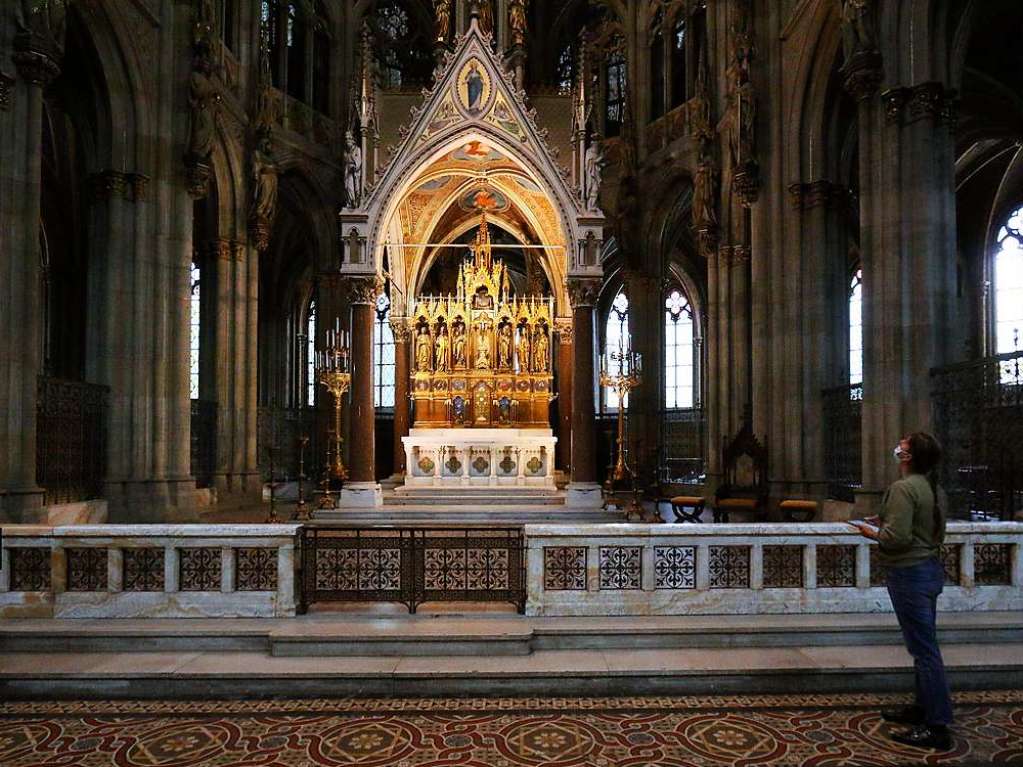 Eine Studentin  betrachtet den Altar in der Wiener Votivkirche. Aufgrund der Corona-Pandemie wurde die Kirche in einen Hrsaal fr die Universitt umgebaut.