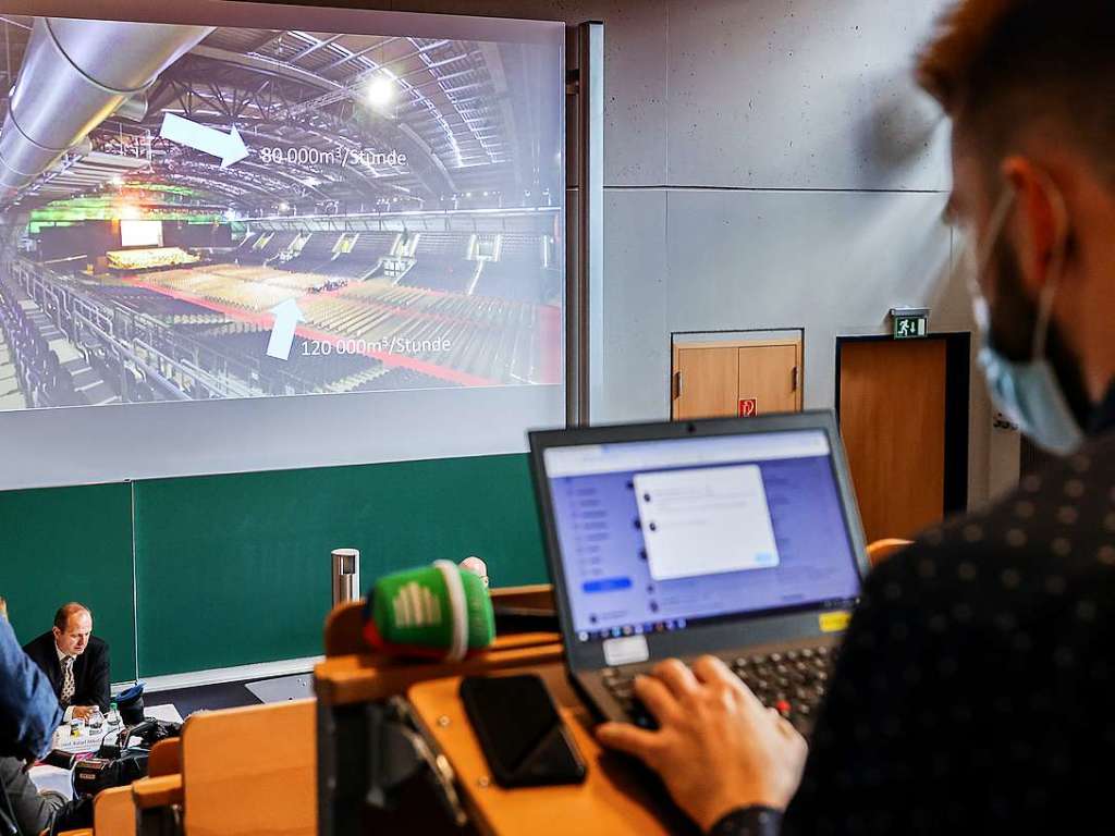 Ein Schema verdeutlicht die Belftungssituation in der Arena Leipzig whrend der Prsentation  einer Studie zu Corona-Ansteckungen bei Groveranstaltungen.