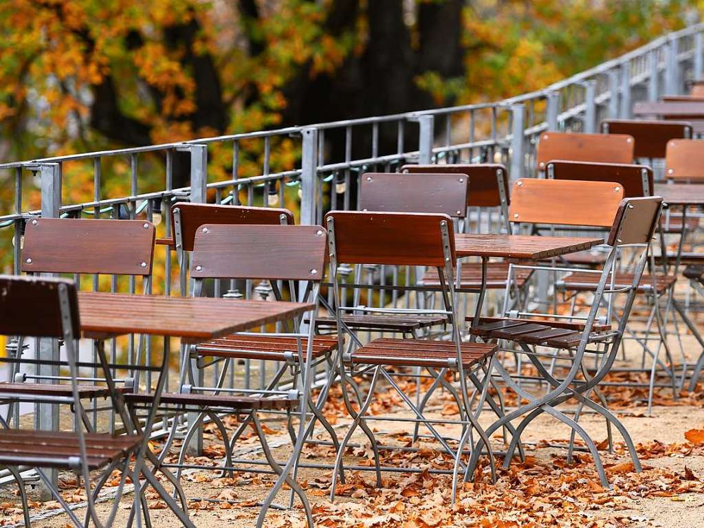 Leere Sthle und Tische in einem Biergarten in Dresden