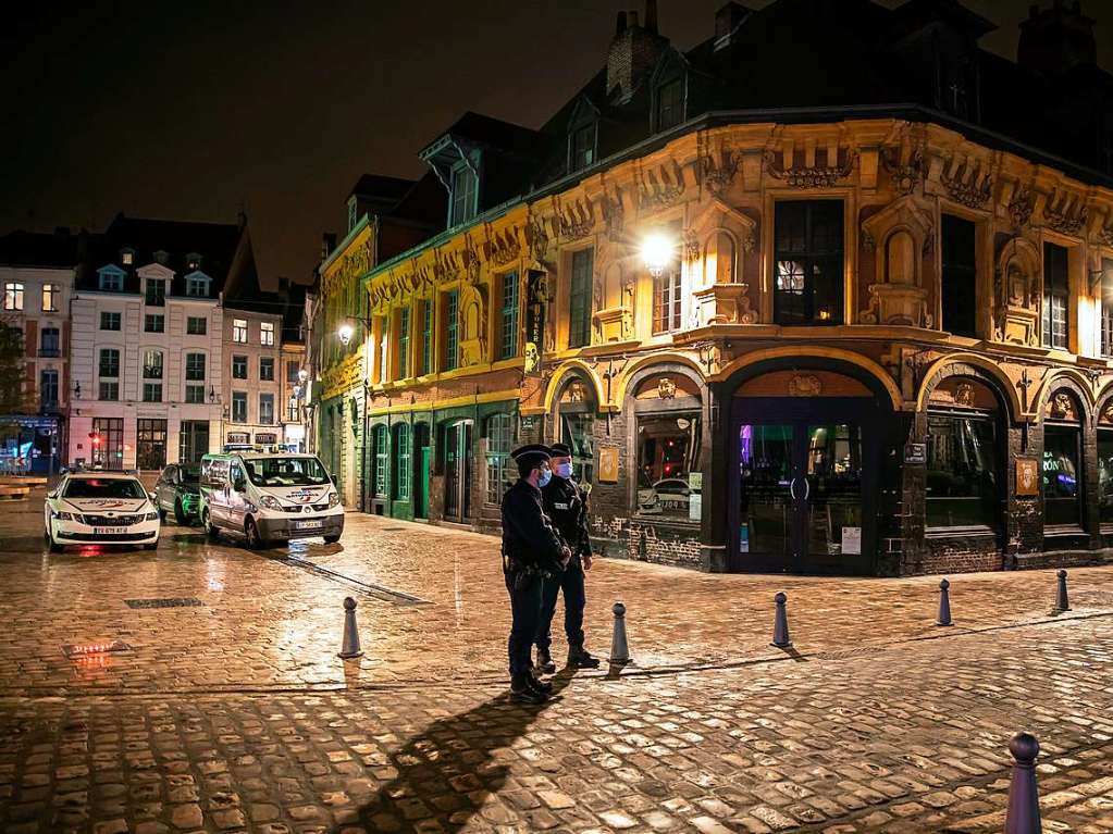 Polizisten patrouillieren whrend einer nchtlichen Ausgangssperre in Paris.