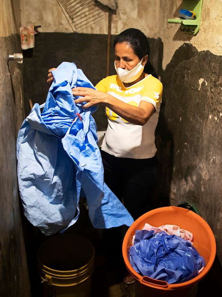 Venezuela: Eine Frau wscht in Caracas medizinische Schutzkleidung.