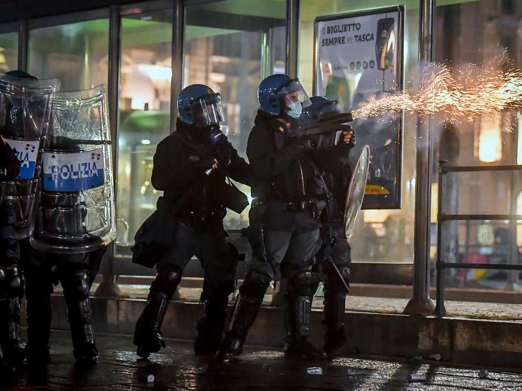 Italienische Polizisten setzen whrend eines Protests gegen die Corona-Manahmen der Regierung Trnengas ein.