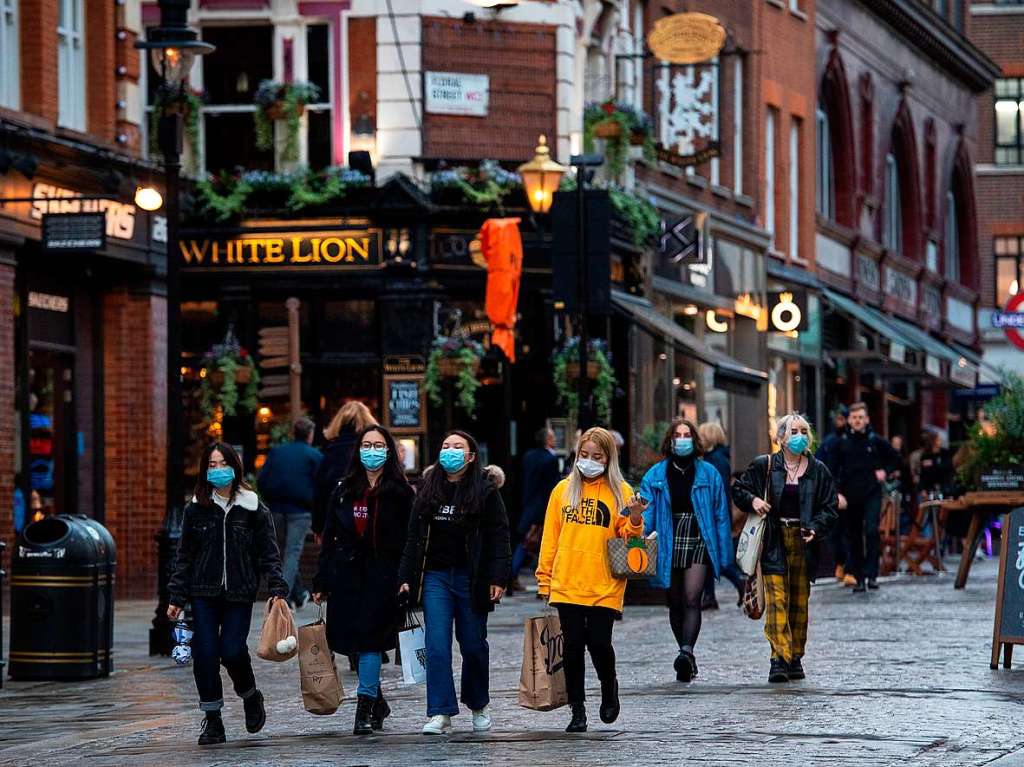 Menschen in London tragen Mund-Nasen-Schutz