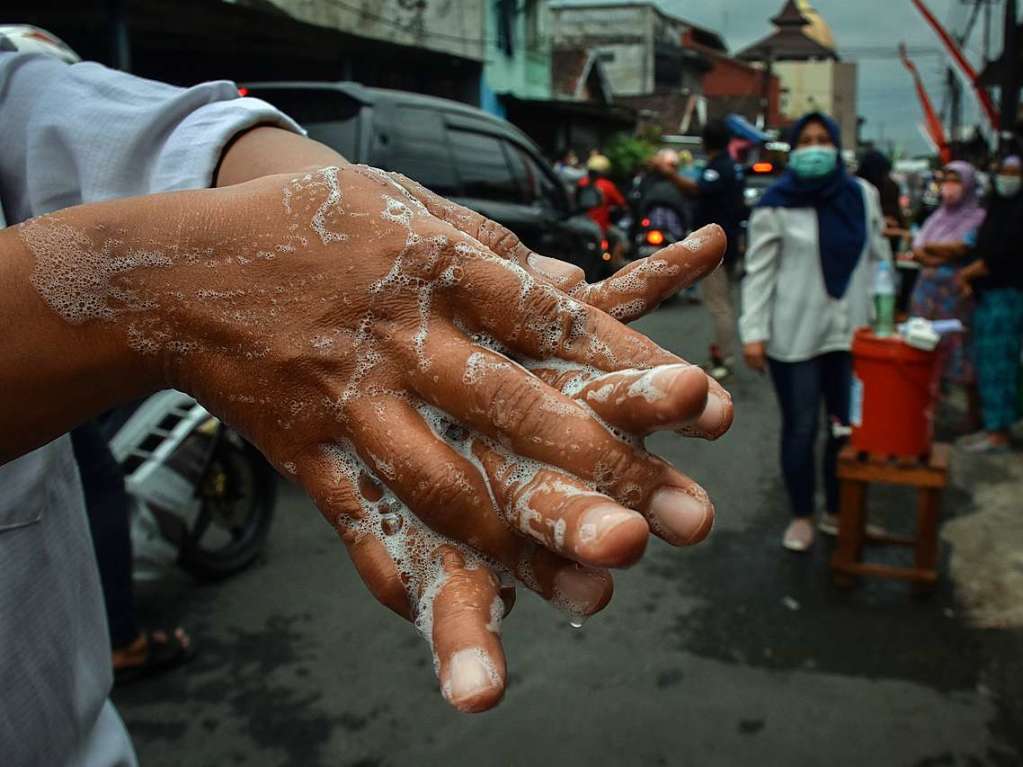 Indonesier waschen sich  am Straenrand die Hnde.