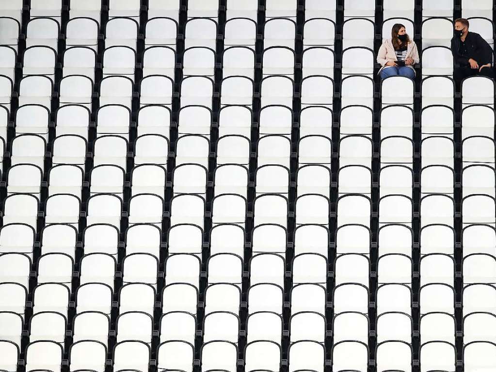 Fans sitzen auf der Tribne in Turin und warten auf den beginn des Fuballspiels.  Das gegnerische Team aus Neapel war jedoch wegen zwei Corona-Fllen nicht  angereist.