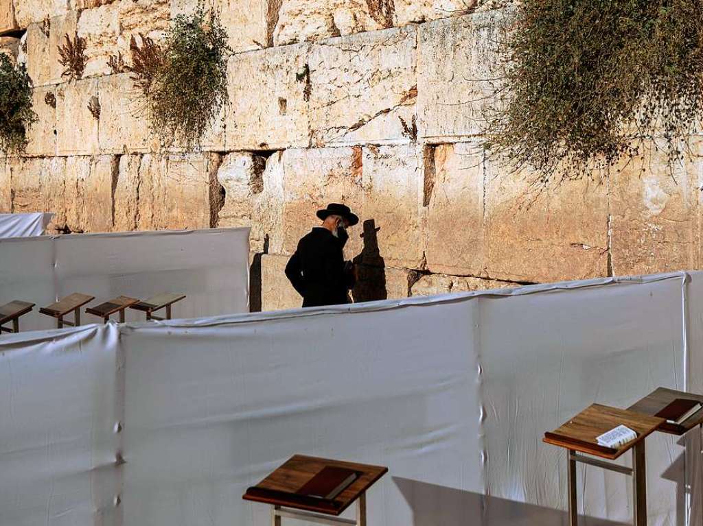 Ein ultra-orthodoxer Jude betet in einem abgetrennten Bereich an der Klagemauer in Jerusalem.