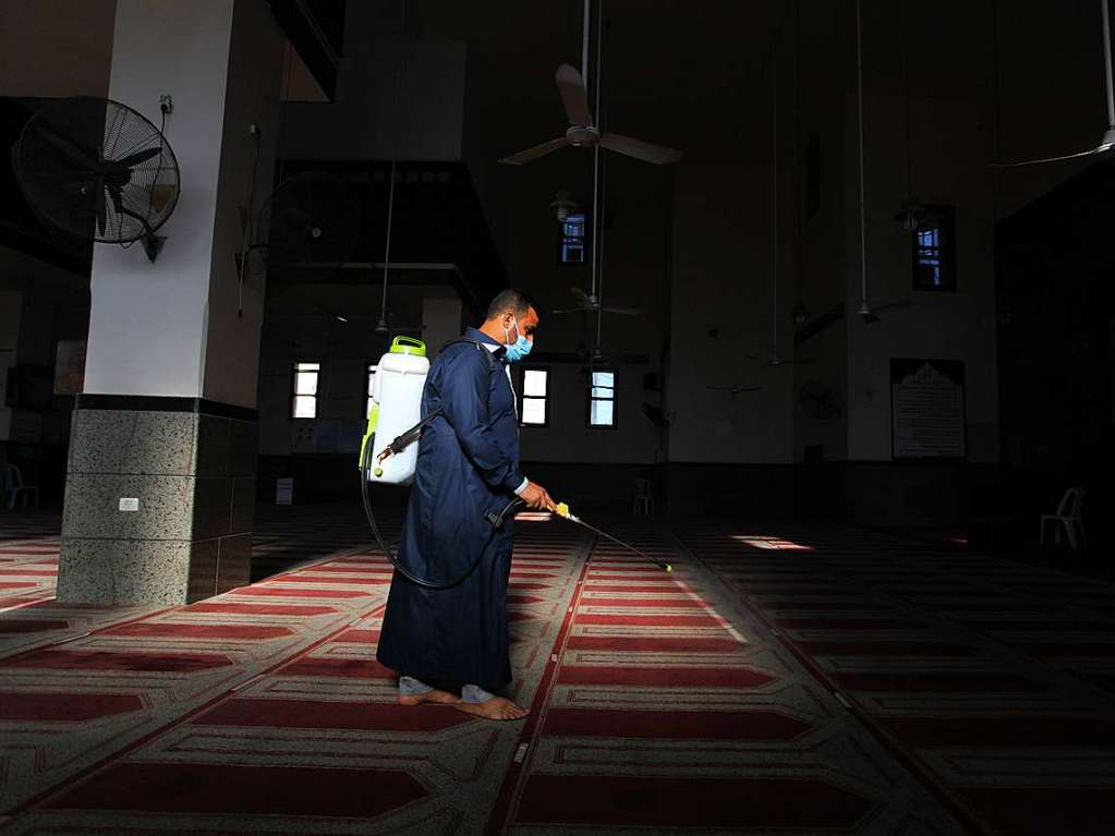 Desinfektion einer Moschee in Gaza