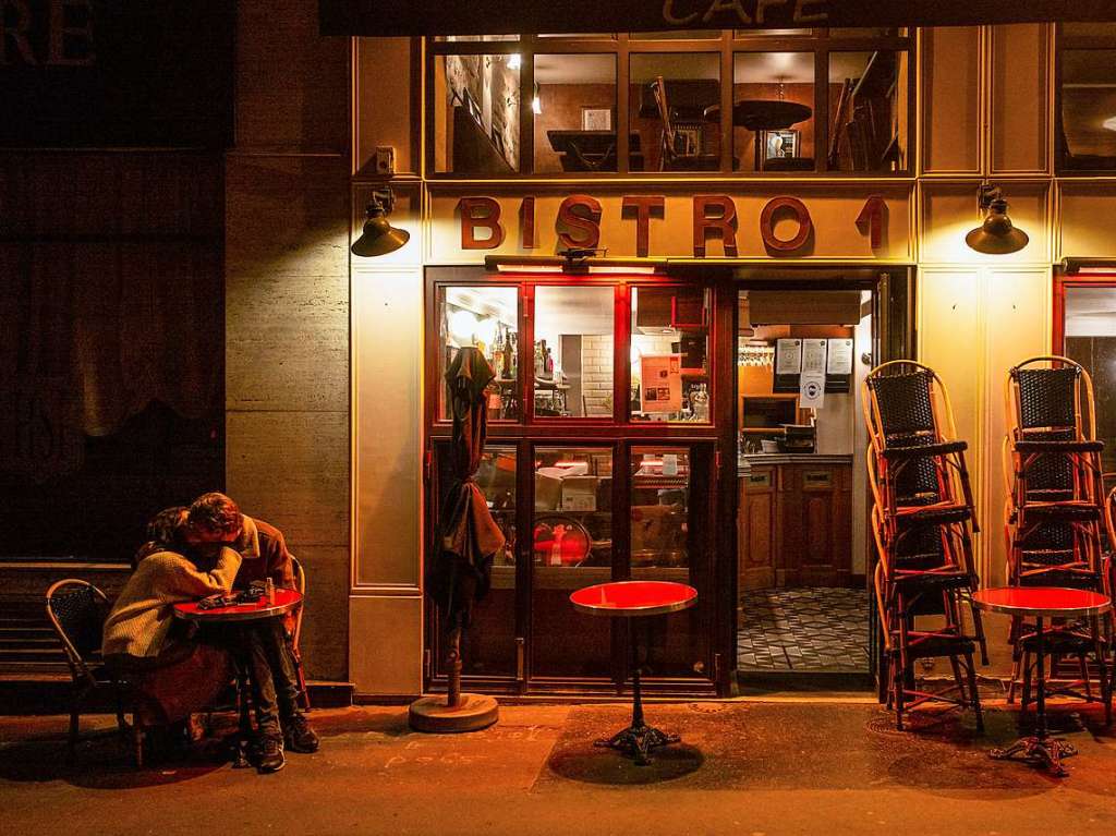 Ein Paar ksst sich kurz vor der nchtlichen Ausgangssperre in Paris.