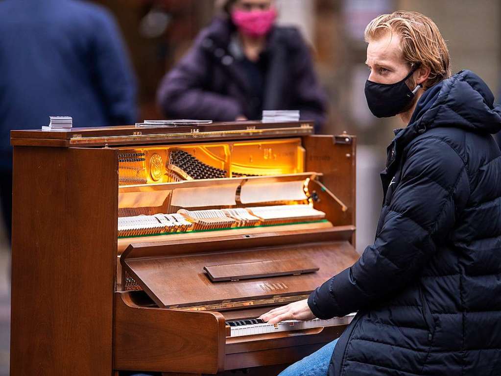 Ein Straenmusiker spielt in Kln.