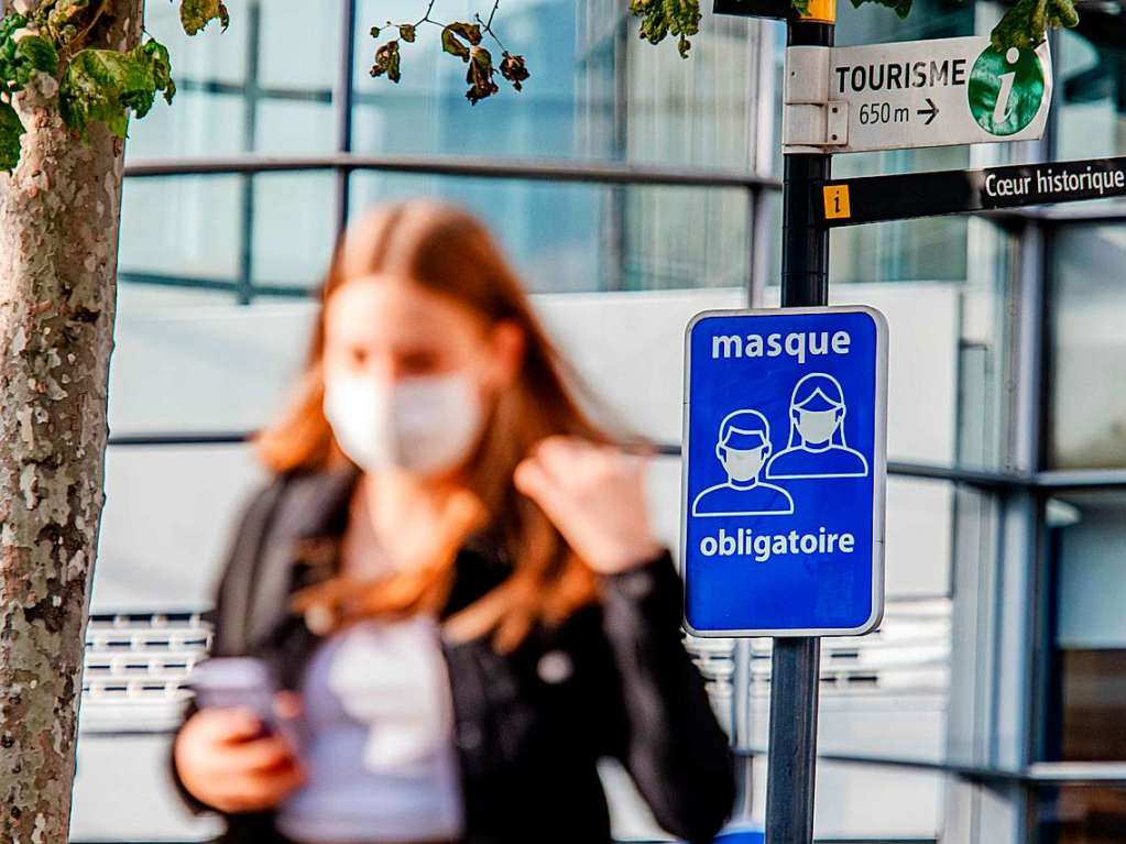 Belgien: Eine Informationstafel weist auf die Maskenpflicht im Stadtzentrum von Lttich hin.