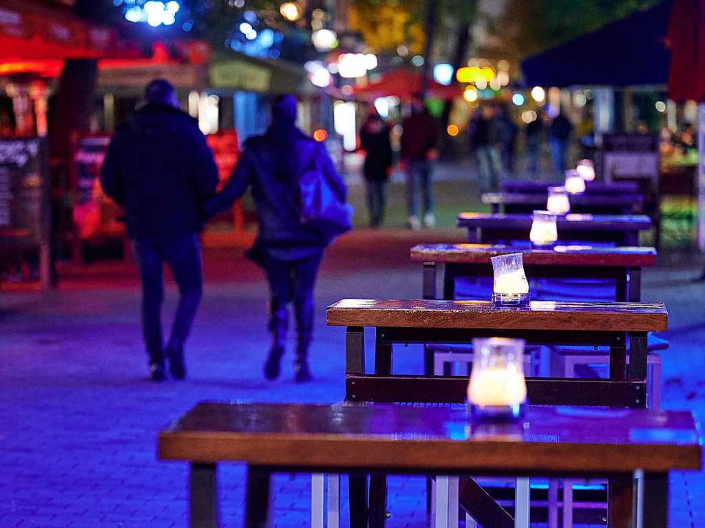 Tische vor einem Lokal in Dsseldorf