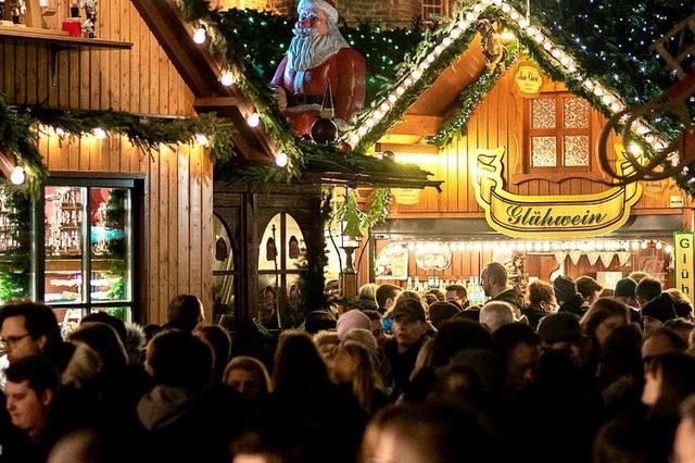 Menschenmassen auf dem Weihnachtsmarkt (Symbolbild)  | Foto: Hauke-Christian Dittrich (dpa)