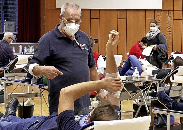 Betreuung der Blutspender im Ruhebereich durch Joachim Maxmini.   | Foto: Eva Korinth