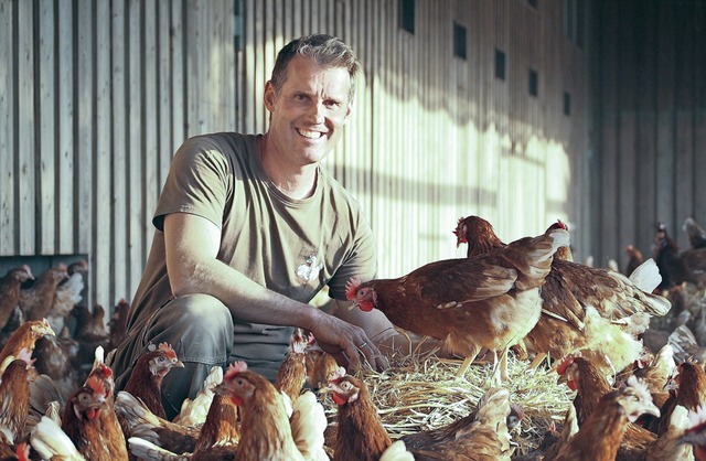 Hier ist Landwirt Jochen Adam der Hahn...mehr als ein Tage altes Kken gettet.  | Foto: privat