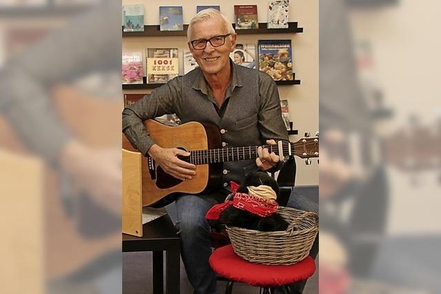 Der Bchereikater legt seine Gitarre ab