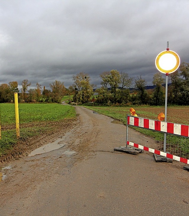 Matschige Schleichwege fhren an der alten Poststrae an der Absperrung vorbei.  | Foto: Reinhard Cremer