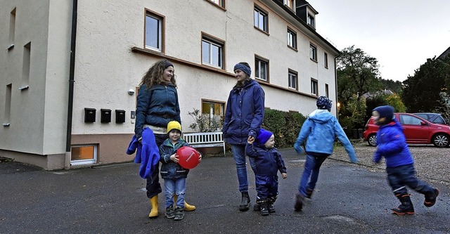 Mareike Mohr (links) und  Astrid Heidm...ch Sorgen um die Zukunft des Gebudes.  | Foto: Michael Bamberger