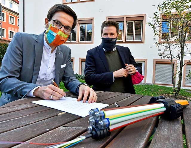 OB Martin Horn (links) und Telekom-Reg...el unterzeichnen die Absichtserklrung  | Foto: Michael Bamberger