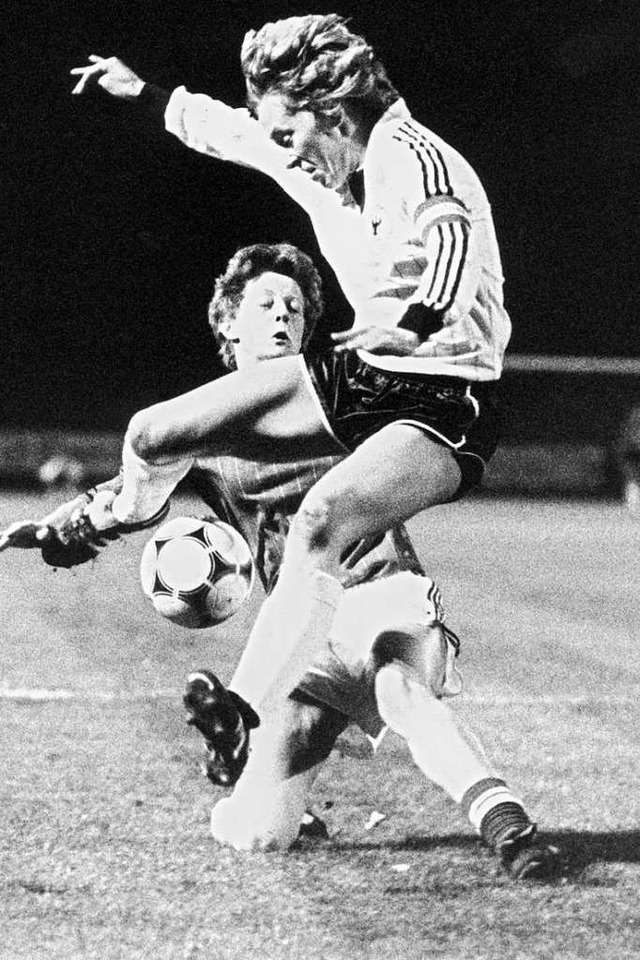 Die deutsche Spielfhrerin Anne Traban...derspiel 1982. Deutschland gewann 5:1.  | Foto: Roland Witschel (dpa)