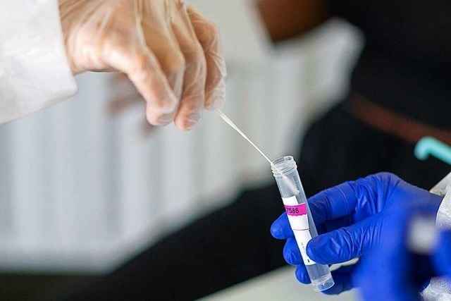 Drei M�nner und ihre komplizierten Wege zum Corona-Test