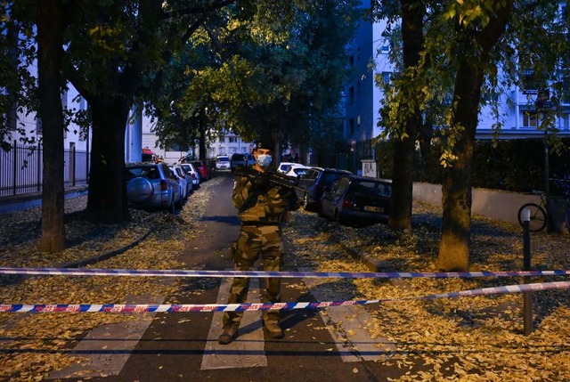 Ein franzsischer Soldat schirmt den Tatort in Lyon ab  | Foto: PHILIPPE DESMAZES (AFP)