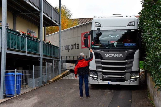 Enge Angelegenheit: Der Lastwagen  hat sich verkeilt.  | Foto: Heinz und Monika Vollmar