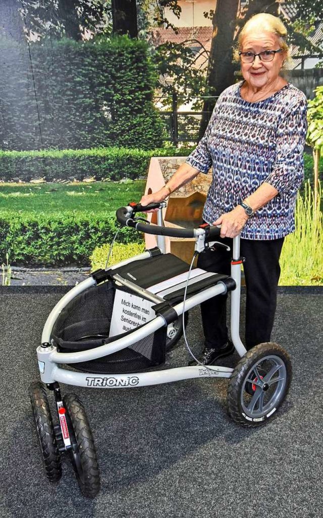 Ilse Schmidt mit dem Luxus-Rollator  | Foto: Siefke/Stadt Offenburg 