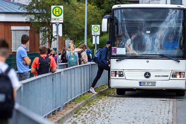 Der Landkreis ordert zustzlich Busse fr den Schulbverkehr  | Foto: Jens Bttner (dpa)