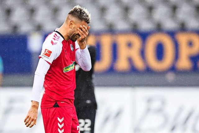 Vincenzo Grifo mag gar nicht hinsehen:...usen verliert der SC Freiburg mit 2:4.  | Foto: Tom Weller (dpa)