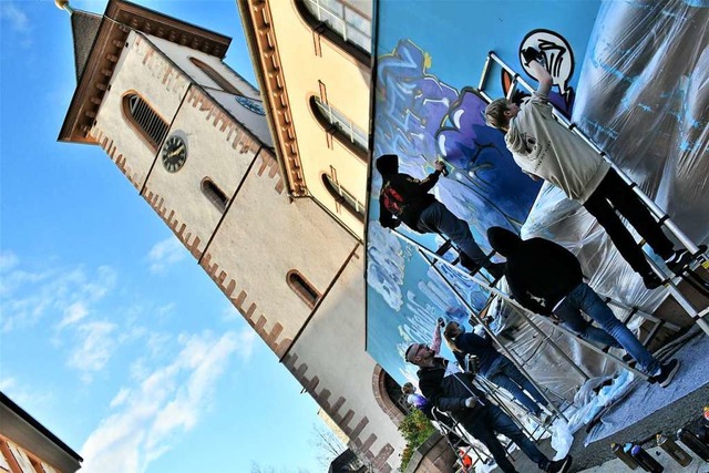 Jugendliche besprhen unter der Leitung von PAZE die Wand vor der Stadtkirche.  | Foto: Barbara Ruda