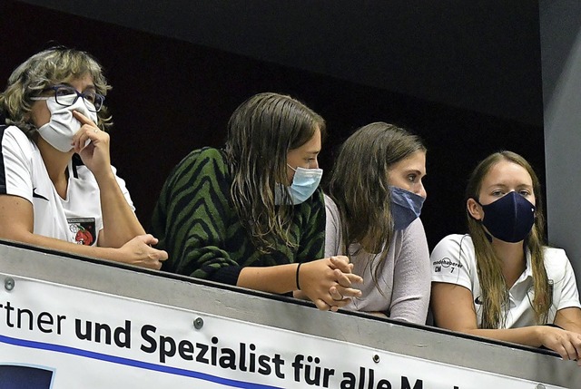 Zuschauerinnen bei einem Handballspiel...ld; Fuball-Trainer Benjamin Pfahler.   | Foto: Wolfgang Knstle