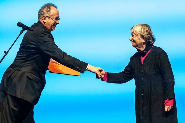 Ernst Osterkamp, Prsident der deutsch...che und Dichtung, gratuliert Elke Erb.  | Foto: Frank Rumpenhorst (dpa)