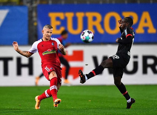 Jonathan Schmid (links) gegen Moussa Diaby  | Foto: SC Freiburg/Achim Keller