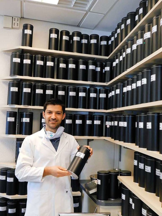 Maximilian Rottler in seiner Apotheke  | Foto: Andrea Drescher