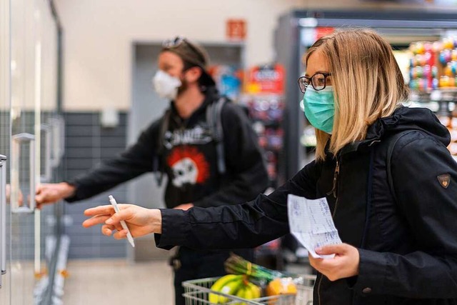 Gerade zu Beginn der Pandemie war die ...nkufe fr Menschen aus Risikogruppen.  | Foto: Robert Michael (dpa)