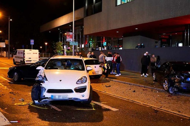 In der Hauptstrae in Offenburg ist ei...e mit drei geparkten Autos kollidiert.  | Foto: Kamera24