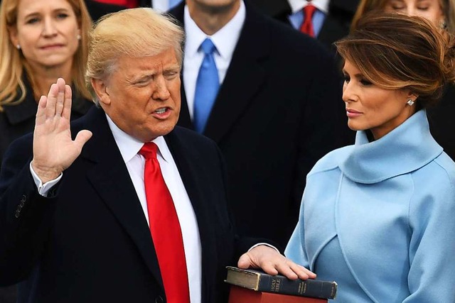 Donald Trump mit seiner Frau Melania b...zum US-Prsidenten am 20. Januar 2017.  | Foto: MARK RALSTON (AFP)