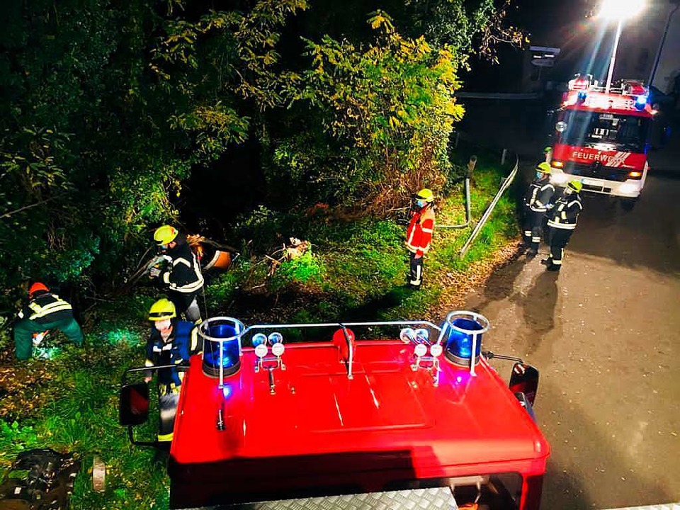 Der Insasse des verunglückten Fahrzeugs blieb glücklicherweise unverletzt  | Foto: Feuerwehr Neuenburg am Rhein